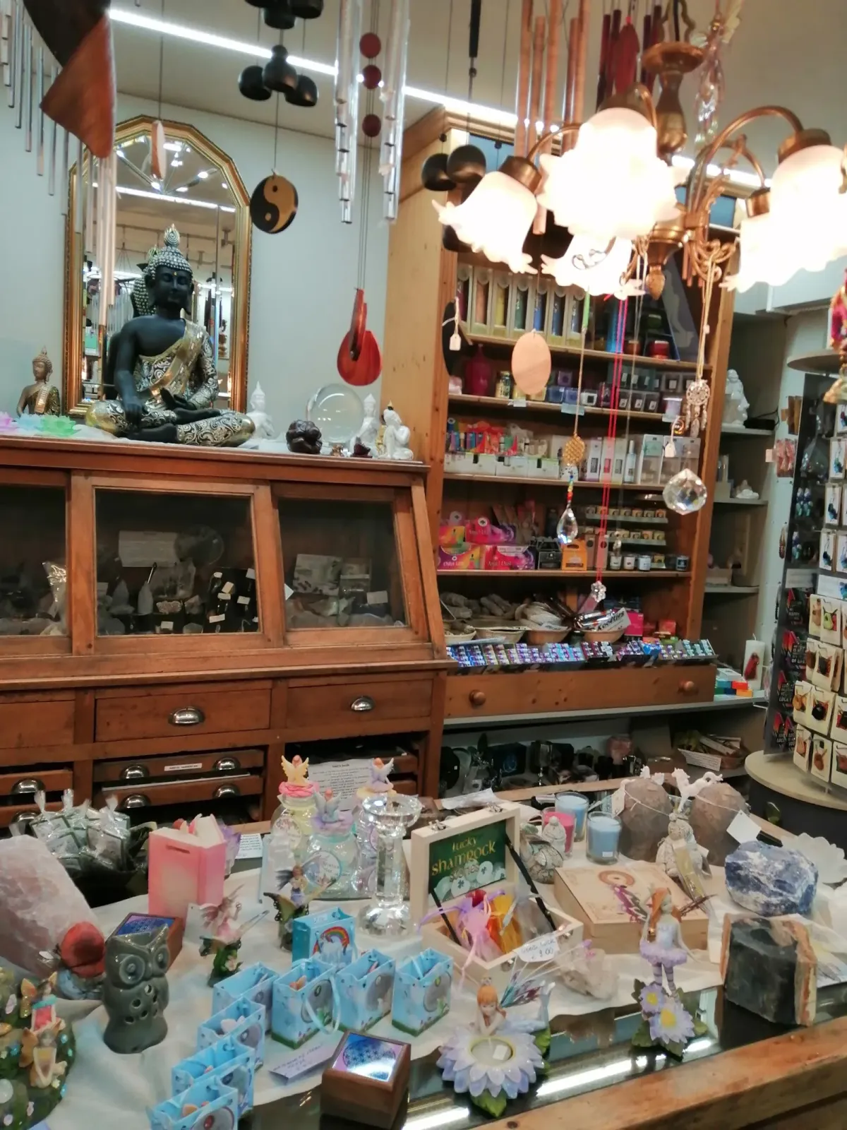 Toonbank met vitrinekast, kristallen en geschenkdoosjes